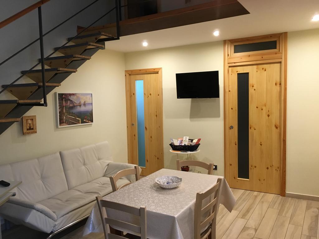 Queen Carolina'S Homes - Apartments In Old Town Наполи Екстериор снимка